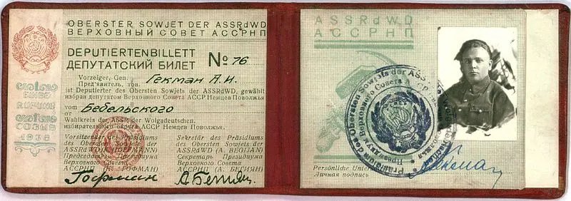 Zweisprachiger Abgeordnetenausweis Nummer 76 des Obersten Sowjets der Wolgarepublik von 1938, links deutsch und russisch beschriftet, rechts ein Passfoto mit Stempel
