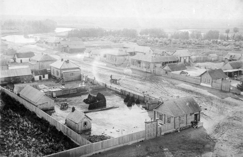 Die Kolonie Streckerau mit Holzhäusern und breiter Dorfstraße, um 1920